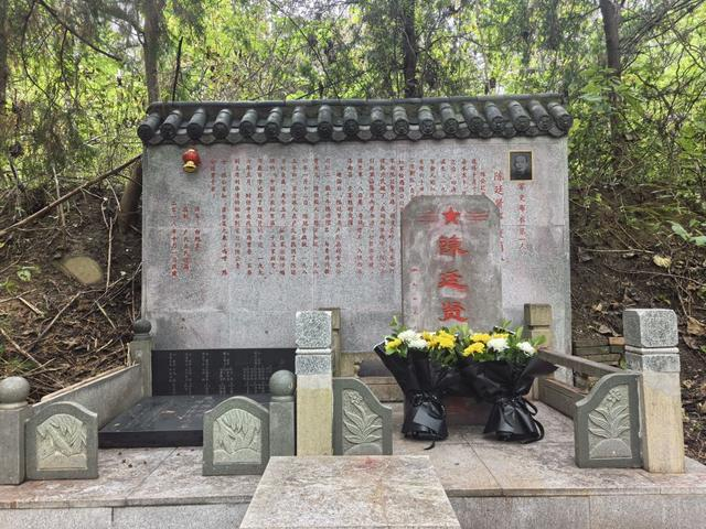 这是9月30日在河南省卢氏县拍摄的陈廷贤之墓。（受访者供图）