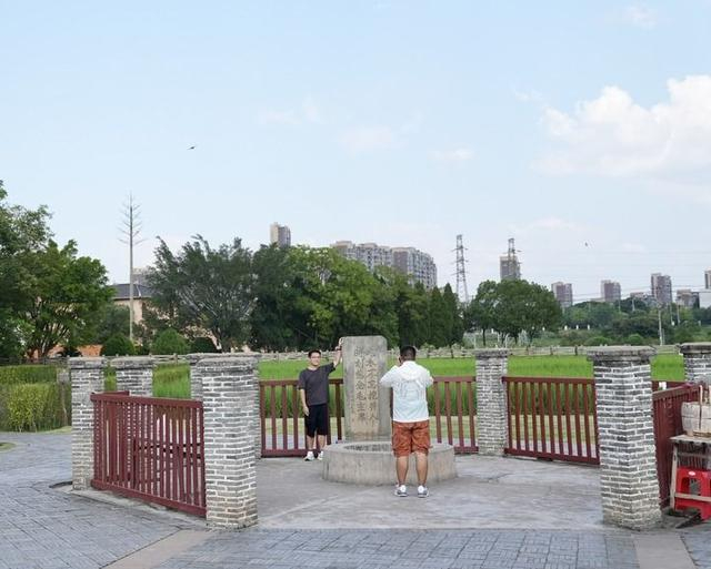 游客在江西省瑞金市红井革命旧址群留影。新华每日电讯记者 胡晨欢 摄