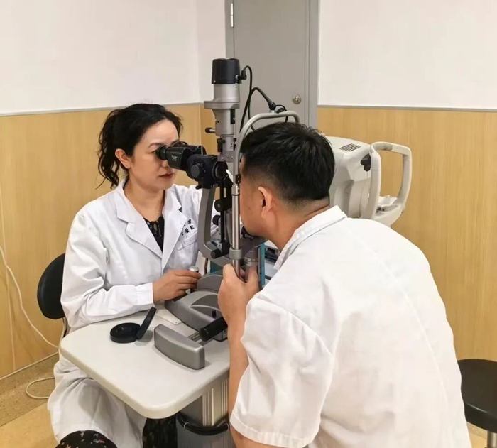 肖璇为患者做检查。图源长江日报