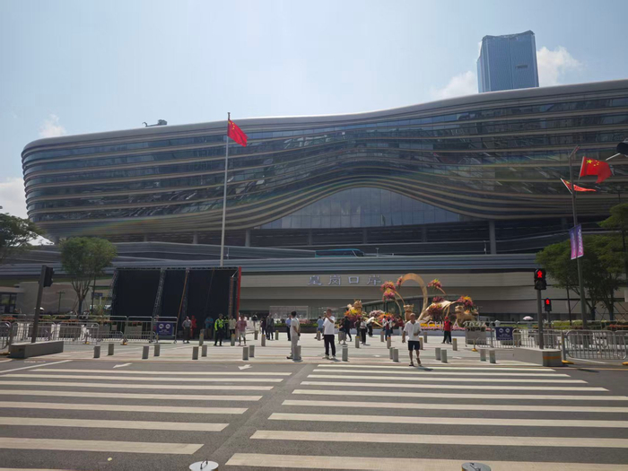 皇岗口岸正式开通运行 每经记者 陈荣浩 摄