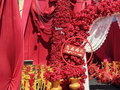 “我的婚礼被毁了！” 婚礼现场被婚庆公司挂多块广告牌引新人不满，涉事公司承认未提前征得同意愿公开道歉