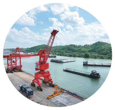 截至9月28日，南宁港平均每天新增平陆运河通道货量约2万吨。图为9月28日拍摄的南宁港。