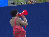 刘宇宁直播喊到脸通红，粉丝隔墙举超长手机支架