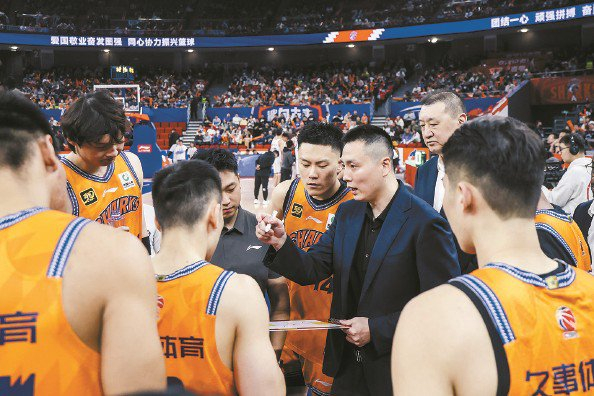             卢伟（右三）上赛季率队成功夺冠  本文图片  本报记者  李铭珅  摄          