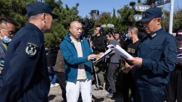 导演刘家成在《海天雄鹰》拍摄现场。受访者供图