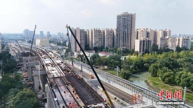 成渝中线高铁动走线跨沙河特大桥最后浇筑现场。中铁八局成渝中线高铁成都枢纽项目部供图