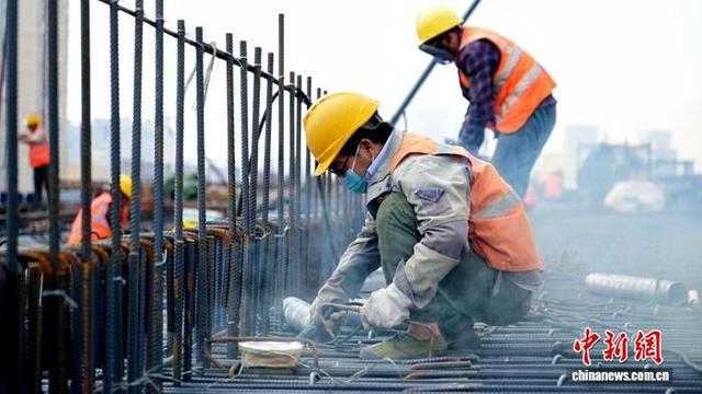 工人师傅正在焊接钢筋。中铁八局成渝中线高铁成都枢纽项目部供图