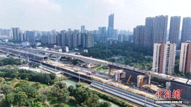 远眺成渝中线高铁动走线跨沙河特大桥。中铁八局成渝中线高铁成都枢纽项目部供图