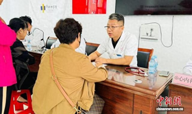 吉林市医疗志愿者协会在社区开展义诊。 董鹏 摄