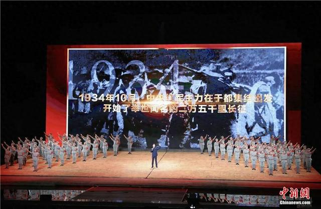 10月13日上午，“红星照耀中国·新长征再出发”网络主题宣传活动在江西省赣州市于都县长征大剧院举行。中新社记者 刘占昆 摄 