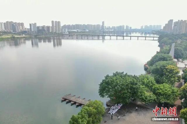 航拍于都河两岸风光，近处的东门渡口旧址与远处的于都县城新貌交相辉映。刘力鑫 摄 