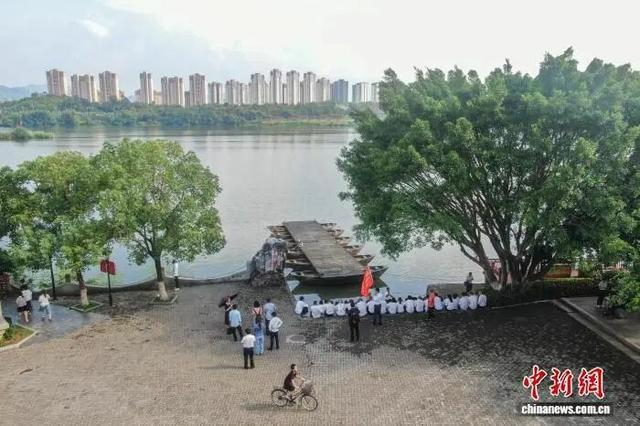 航拍于都河畔的东门渡口旧址，该渡口被誉为 “长征第一渡”。刘力鑫 摄 