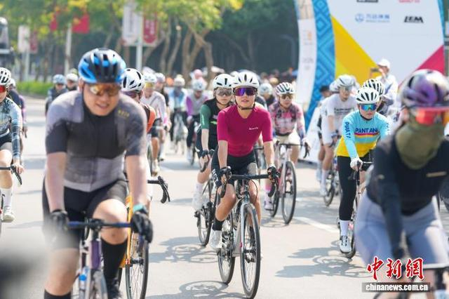 图为“骑遇广西” —环广西大众赛选手发车。陈冠言 摄 