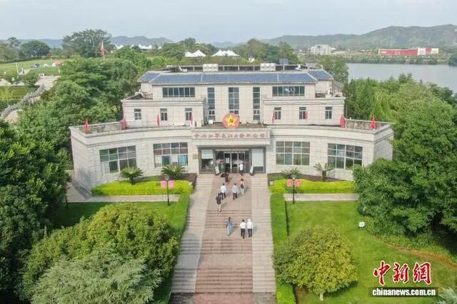 民众来到中央红军长征出发纪念馆参观。刘力鑫 摄 