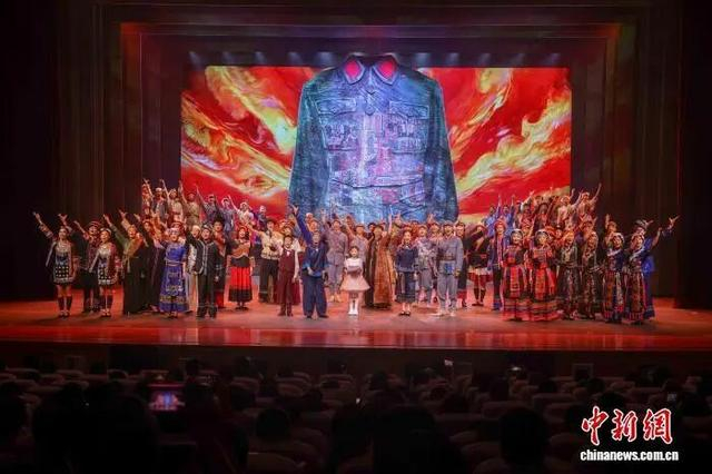 原创民族歌舞剧《五彩红军衣》专场演出在江西赣州于都县举行。刘力鑫 摄 