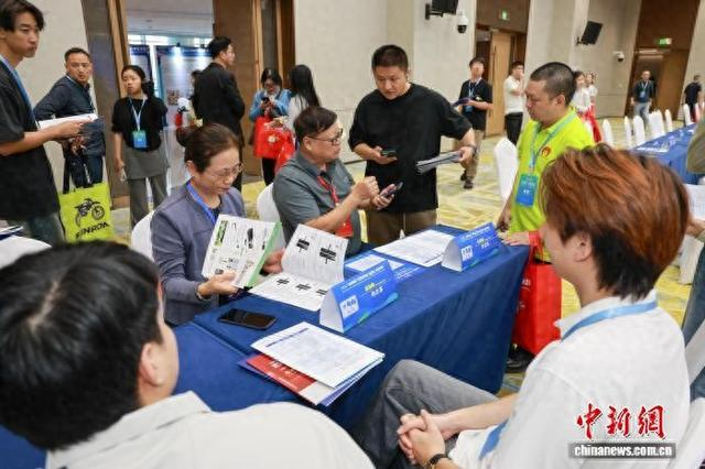 10月12日，中亚采购商在对接会上与金华企业代表交流。何忠行 摄