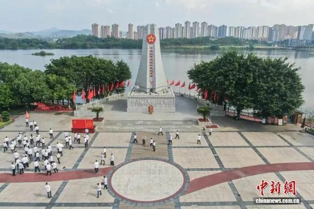 航拍于都河畔的中央红军长征出发纪念碑。刘力鑫 摄 
