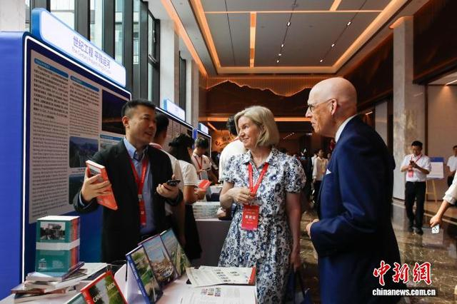 图为参加2026年世界运河大会的嘉宾在展区了解平陆运河相关情况。杨宗盛 摄