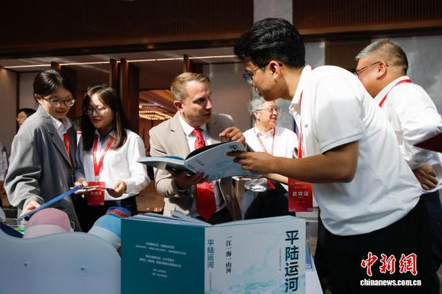 图为参加2026年世界运河大会的嘉宾在展区了解平陆运河相关情况。杨宗盛 摄