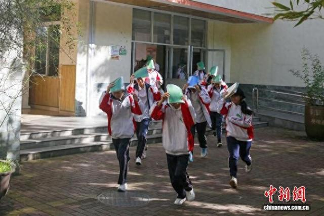 模拟电子白板触发地震预警信号演练现场。冯薪 摄
