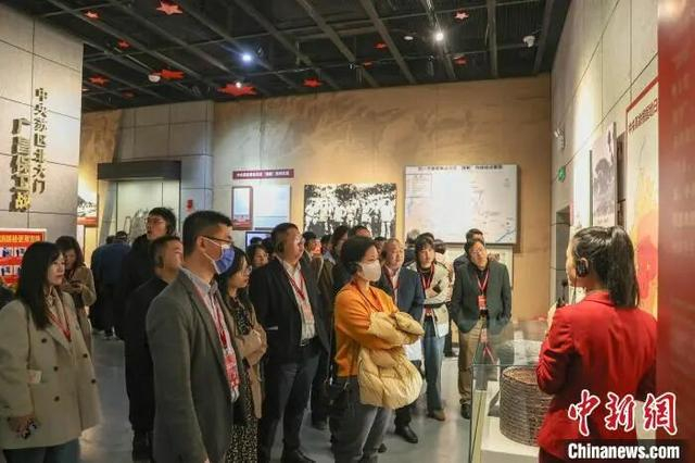 不少游客来到于都县中央红军长征出发地纪念园的中央红军长征出发纪念馆内参观。刘力鑫 摄 