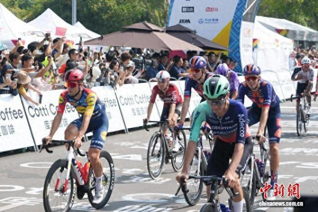 10月13日，2026环广西公路自行车世界巡回赛开赛。陈冠言 摄