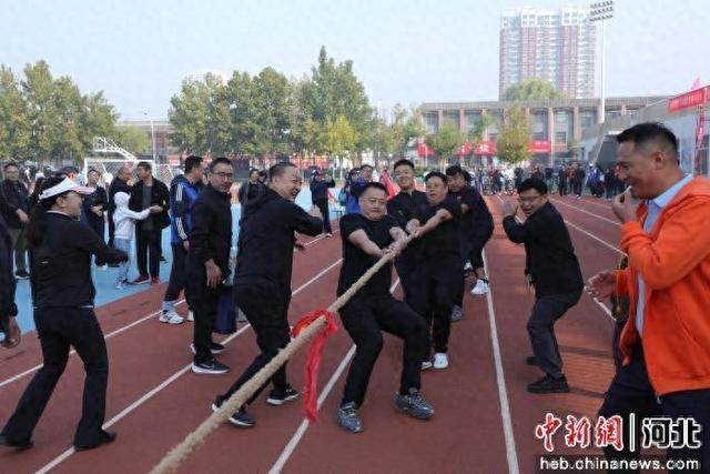 拔河比赛现场。 白天龙 摄