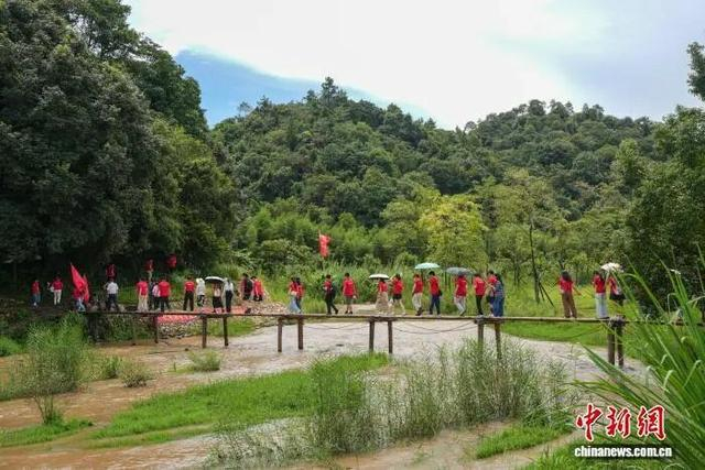 港澳青年重走长征路研学活动一行来到祁禄山红军小镇重走长征路。吴敏 摄 