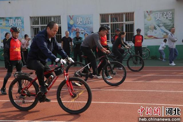 自行车慢骑趣味比赛现场。 白天龙 摄