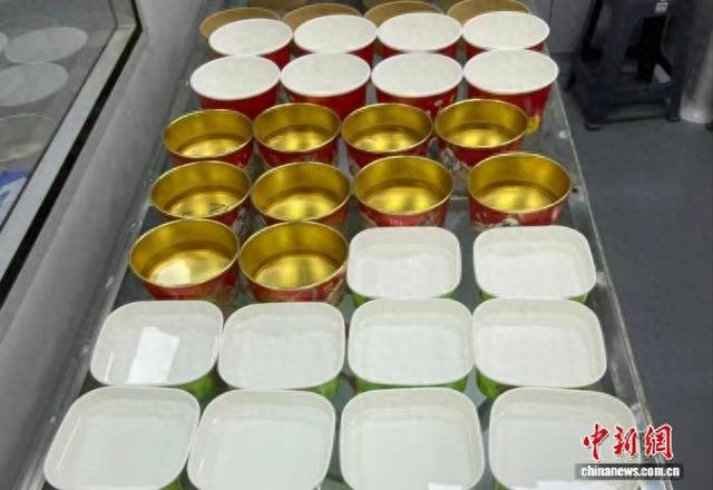 图为河南通许一包装企业生产的纸碗。 张楠 摄