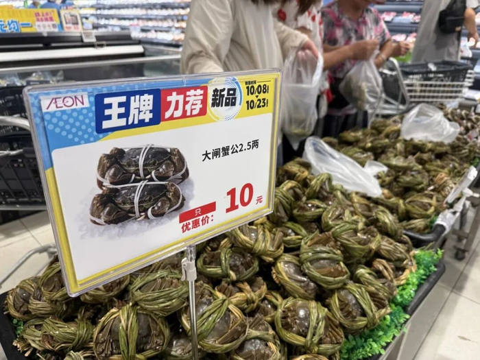 ▲10月12日，广州一超市内大闸蟹正在热销 图据视觉中国