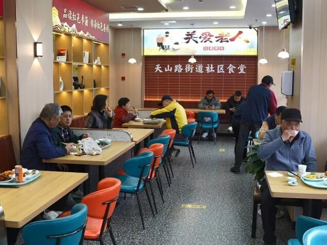 安顺路上的天山路街道社区食堂。