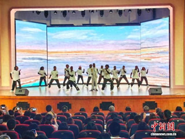 10月11日，津巴布韦梦想秀艺术团成员在上海应用技术大学开展文化交流活动。 范宇斌 摄