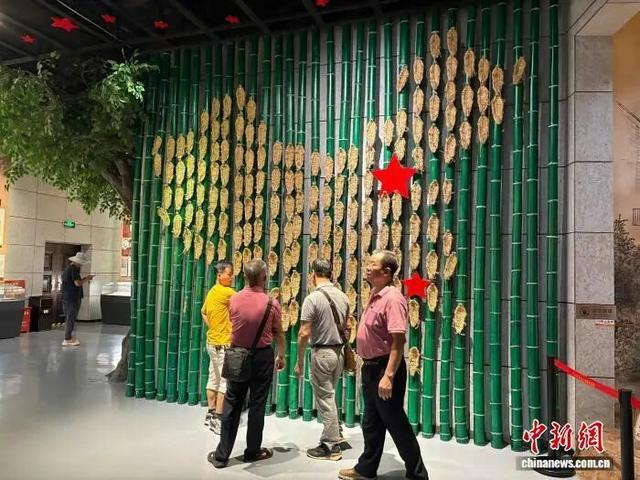 在中央红军长征出发纪念馆的展厅内，一面“草鞋墙”吸引了众多参观者驻足。李韵涵 摄 