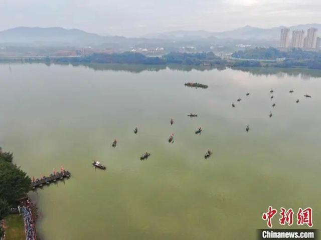 图为航拍于都县中央红军长征出发地纪念园旁的于都河上正在上演大型情景剧《告别》。刘力鑫 摄 