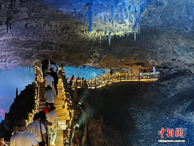 10月13日，第21届湖南张家界森林保护节在湖南张家界桑植县举行。 图为游客参观打卡桑植九天洞。 张雪盈 摄