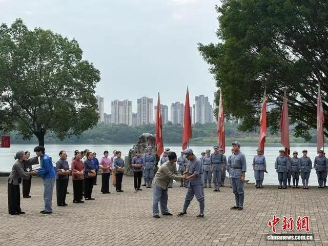 江西省赣州市于都县东门渡口，情景剧《告别》正在上演。李韵涵 摄