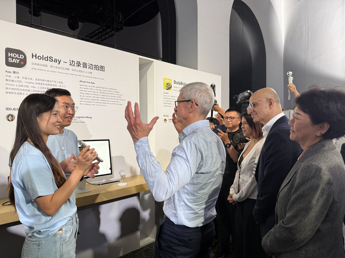 库克与开发者团队交流（图源：界面新闻）