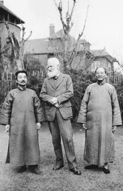 1933年2月，萧伯纳（中）访沪，鲁迅（左）与蔡元培一起接待了他。图片来自上海文学馆网站