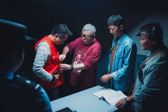▲导演高群书（右三）在《死刑将至》拍摄现场。