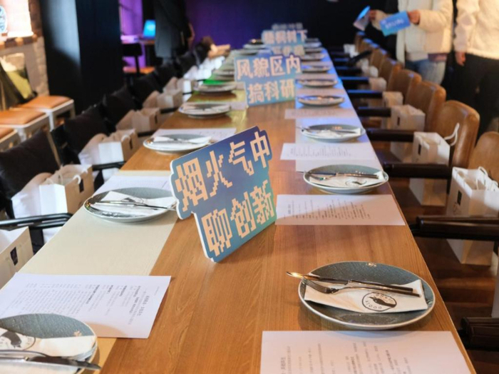 上海硅巷实现梧桐树下写代码，风貌区内搞科研，咖啡馆里开晨会。
