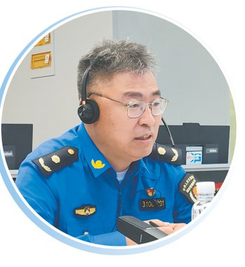             张永刚上午接听市民来电  本报记者  王军  摄          