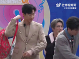 很难不笑，到底去哪里淘到这么巨大的书包，感觉能把全套家当都塞进去