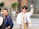这段好搞笑，一提观众选人做单线，张真源立马拒绝，满满的生存本能