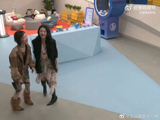 喻言希林娜依高音乐缘计划同框装人机招手