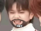 黄子韬这是搂徐艺洋搂出肌肉记忆了！