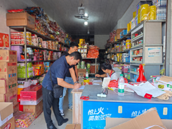 图为许立涛对照流程走访零售户