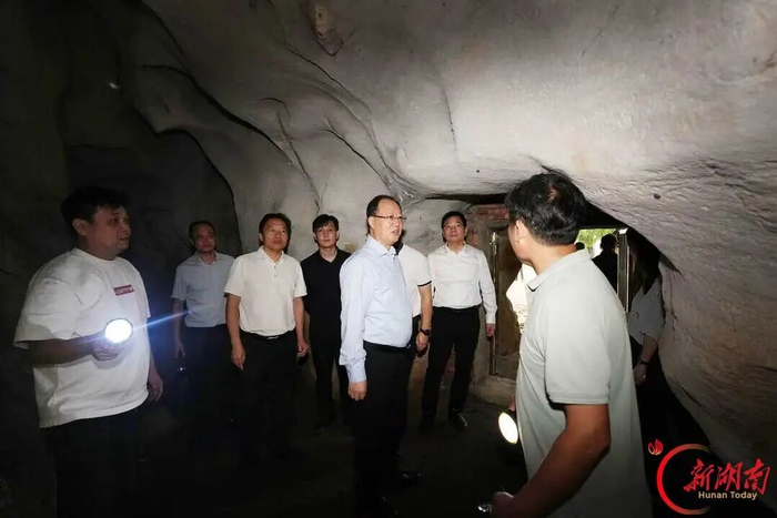 　毛伟明在下新组溶洞检查