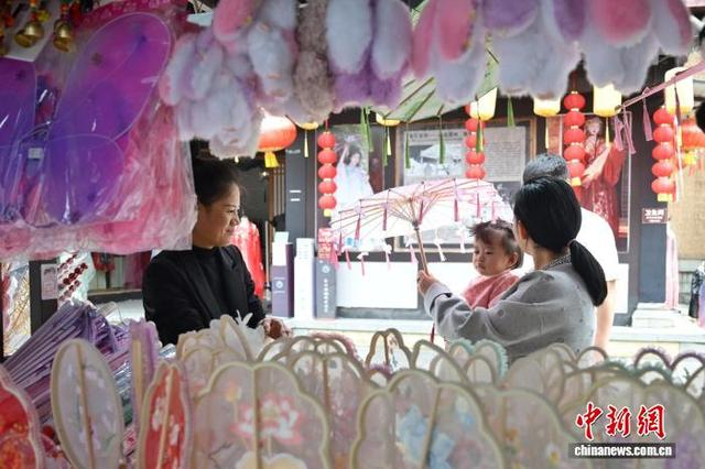 图为游客在园区选购商品。中新社记者 杨华峰 摄