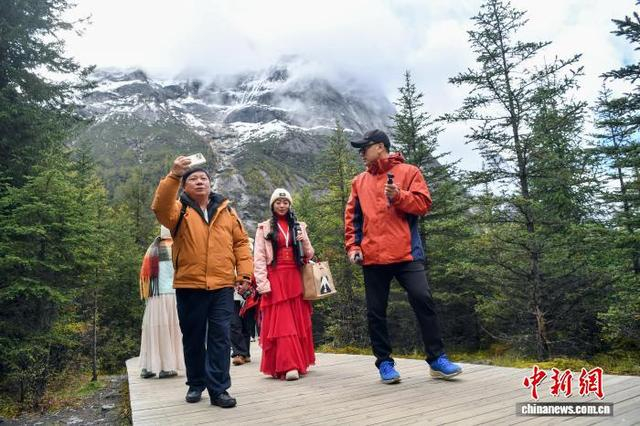 海外华文媒体代表走进四姑娘山世界地质公园。记者 王磊 摄